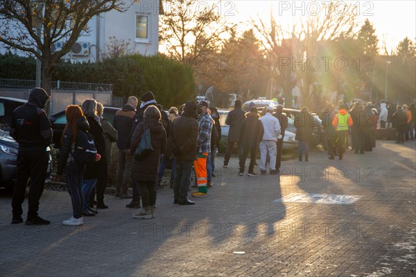 Vaccination bus in Mutterstadt, Rhineland-Palatinate. A queue of several hundred metres forms in front of the bus