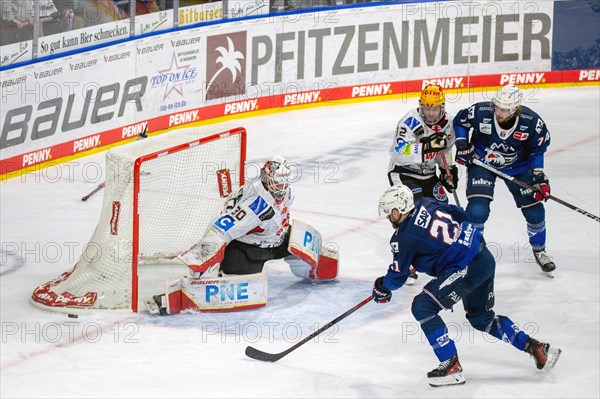 Game scene Adler Mannheim against Fischtown Pinguins Bremerhaven (PENNY DEL, German Ice Hockey League)