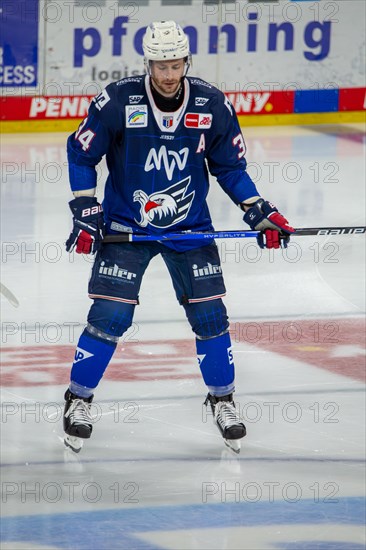 Tom Kuehnhackl (34, Adler Mannheim) at the home game on match day 41 of the 2023/2024 DEL (German Ice Hockey League) season against Iserlohn Roosters