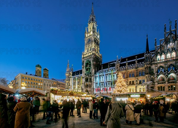 Snow-covered Christmas market, Christmas market on Marienplatz with town hall and towers of the Church of Our Lady, Munich, Upper Bavaria, Bavaria, Germany, Europe