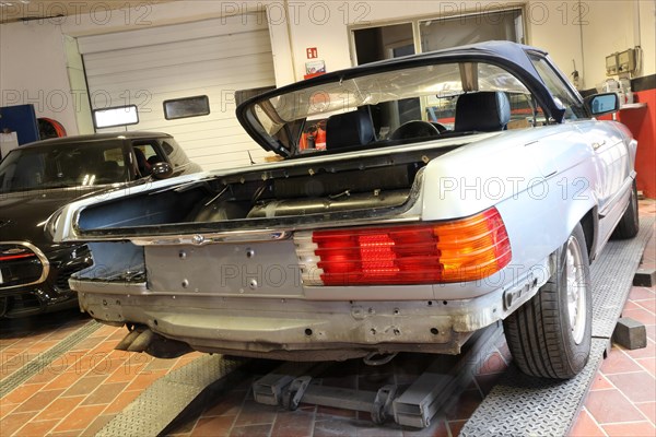 Restoration of a Mercedes 380 SL in a car paint shop