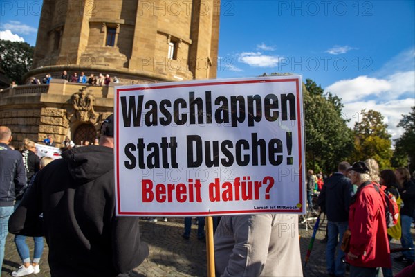 Citizens' protests in Mannheim. The participants held signs protesting against arms deliveries, Russia sanctions and the associated energy crisis, among other things. This sign refers to a quote from Winfried Kretschmann in relation to saving energy. Kretschmann said that flannels are also a good invention