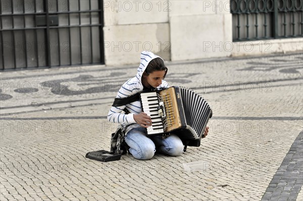 Musicians, Alfama neighbourhood, Lisbon, Lisboa, Portugal, Europe