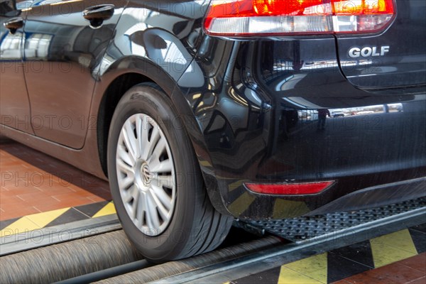 Car on the brake test bench (brake test)