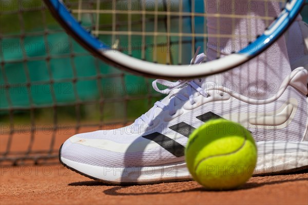 Symbolic image of tennis: close-up of a tennis player on a clay court