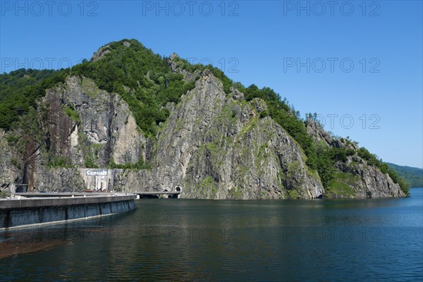 Reservoir surrounded by high green mountains under a clear blue sky, Vidraru Reservoir, Transfogarasan High Road, Transfagarasan, TransfagaraÈ™an, FagaraÈ™ Mountains, Fagaras, Transylvania, Transylvania, Transylvania, Ardeal, Transilvania, Carpathians, Romania, Europe