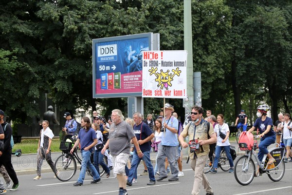 Berlin: The planned lateral thinkers' demonstration for peace and freedom against the corona measures of the federal government has been banned. A group of demonstrators marches towards Alexanderplatz