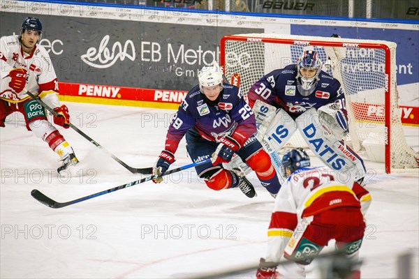 Game scene Adler Mannheim against Duesseldorfer EG (PENNY DEL, German Ice Hockey League)