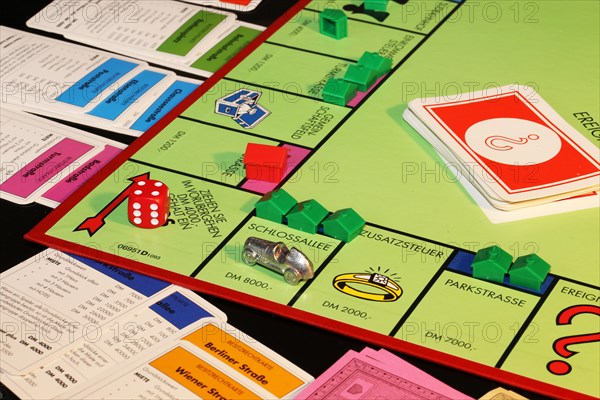 Symbolic image: Close-up of a Monopoly game (German)