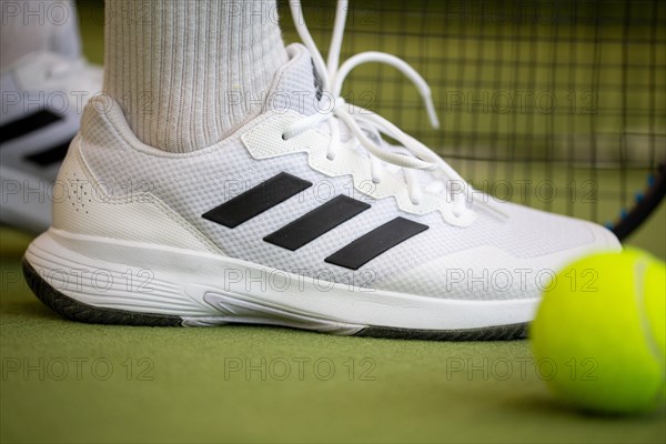 Tennis symbol: close-up of a tennis player in the hall