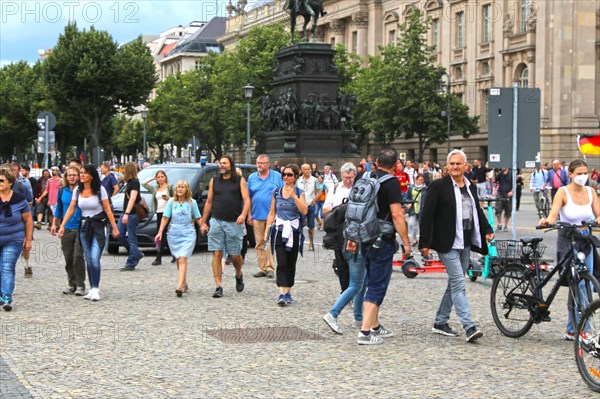 Berlin: The planned lateral thinkers' demonstration for peace and freedom against the corona measures of the federal government has been banned. A group of demonstrators marches towards Alexanderplatz