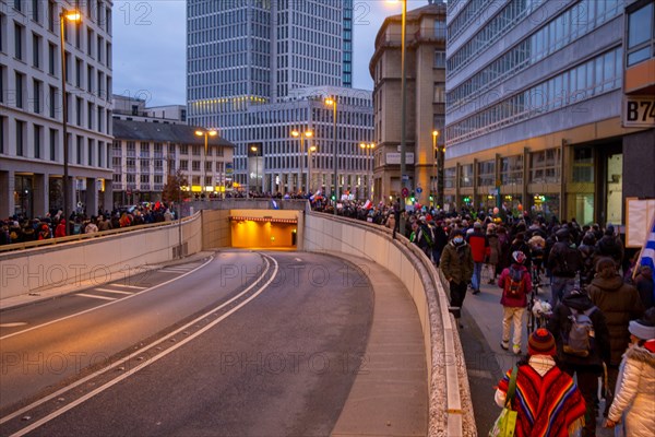 Frankfurt: Large demonstration against the corona measures. The organiser estimates the number of participants at 20, 000