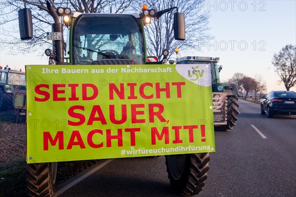 Farmers' protests in the southern Palatinate near Landau: near Hochstadt, farmers blocked a lane of federal highway 272 to protest against the cancellation of subsidies for agricultural diesel