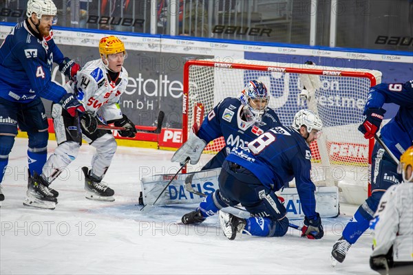 Game scene Adler Mannheim against Fischtown Pinguins Bremerhaven (PENNY DEL, German Ice Hockey League)