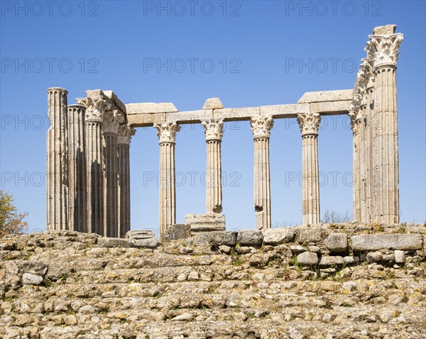 Templo Romano, Roman temple, ruins dating from 2nd or early 3rd century, commonly referred to as Temple of Dianan, but possibly dedicated to Julius Caesar. 14 Corinthian columns capped with marble from Estramoz. Evora, Alto Alentejo, Portugal, southern Europe, Europe