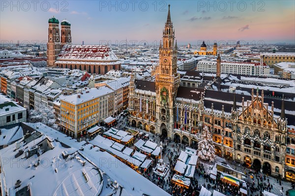 Snow-covered Marienplatz with Christmas market, Christmas market, town hall and towers of the Church of Our Lady in the evening sun, Munich, Upper Bavaria, Bavaria, Germany, Europe