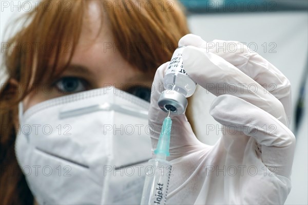 Drawing up a syringe with the Biontech Pfizer active ingredient Comirnaty against Covid19 in a vaccination centre, Rathenow, 14.04.2021