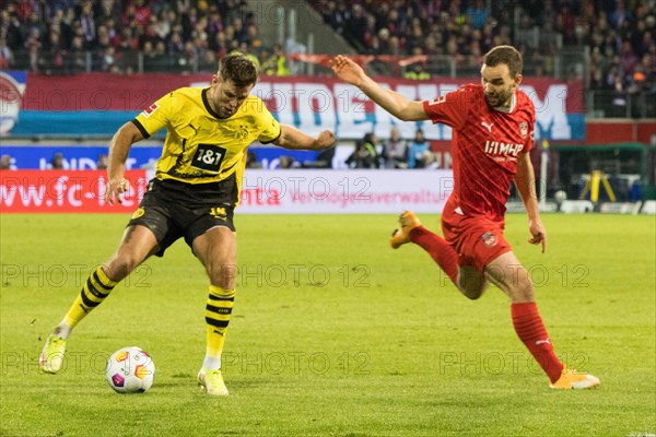 Football match, Niclas FUeLLKRUG Borussia Dortmund on the ball and in a duel with Benedikt GIMBER 1.FC Heidenheim, Voith-Arena football stadium, Heidenheim