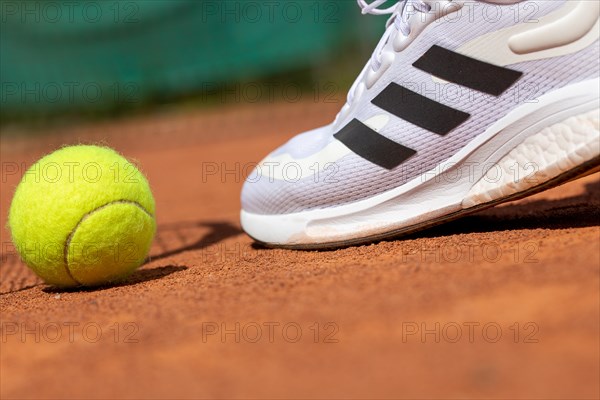 Symbolic image of tennis: close-up of a tennis player on a clay court