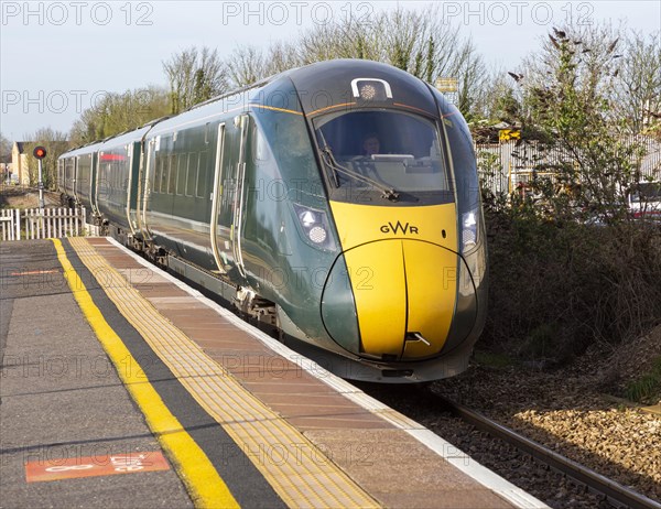 GWR Intercity Express train arriving at platform Chippenham railway station, Wiltshire, England, UK, Main Line from South Wales to London