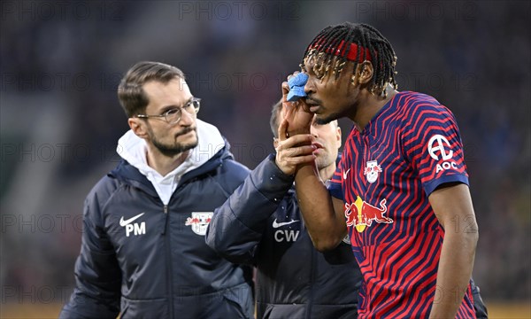 Mohamed Simakan RasenBallsport Leipzig RBL (02) has to leave the pitch injured, carer, WWK Arena, Augsburg, Bavaria, Germany, Europe