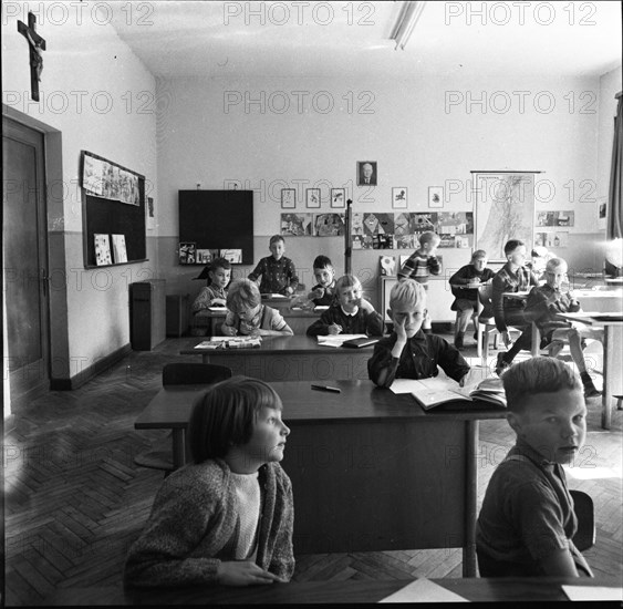 DEU, Germany, Dortmund: Personalities from politics, economy and culture from the years 1965-71. Sauerland. Village school 1st grade ca. 1965-6 with pupils of several years, Europe