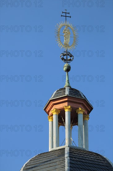 Spire with Madonna figure on Zum Roemischen Kaiser building, ridge turret, dome, detail, Liebfrauenplatz, Old Town, Mainz, Rhine-Hesse region, Rhineland-Palatinate, Germany, Europe