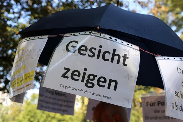Mannheim: Several hundred people took part in a vigil at the upper Luisenpark to protest against the federal government's coronavirus measures. The rally was organised by the Querdenken 621 initiative