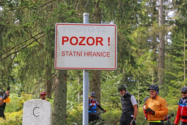 Mountain bike tour through the Bavarian Forest with the DAV Summit Club: National border on the Osser between Germany (Bavarian Forest) and the Czech Republic (Bohemian Forest) . The sign reads Attention! State border