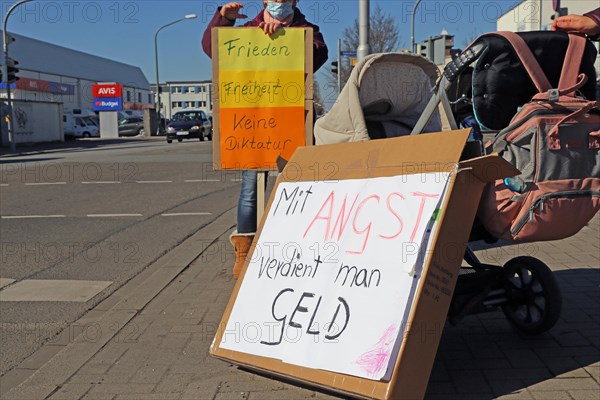 Rally against the corona measures: Demonstrators express their criticism of the corona policy with an authorised sign campaign in Industriestrasse in Ludwigshafen