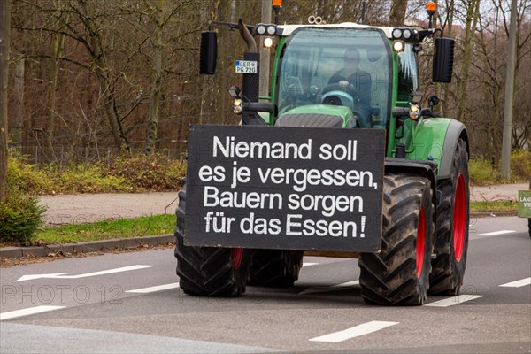 Farmers' protests in Ludwigshafen am Rhein: Large convoy of farmers from the Southern Palatinate and the Vorderpfalz on their way to a rally in Ludwigshafen. The protests are taking place nationwide and are directed against the government's plans to cancel subsidies for agricultural diesel and tax breaks for agricultural vehicles