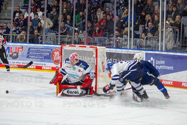 26.01.2024, DEL, German Ice Hockey League, Matchday 41) : Adler Mannheim vs Iserlohn Roosters (Tough duel in front of the Iserlohn Roosters goal)