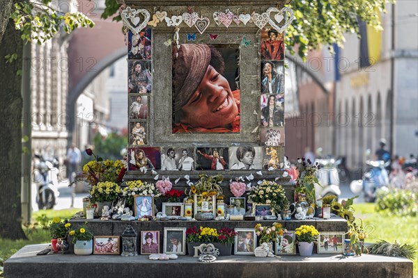 Pictures, hearts, flowers at cult site in memory of pop singer Michael Jackson, memorial at monument to composer Orlando Di Lasso in front of Hotel Bayerischer Hof, Promenadeplatz, Old Town, Munich, Upper Bavaria, Bavaria, Germany, Europe