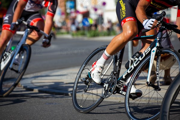 Close-up of a cycle race with a FOCUS racing bike in the foreground