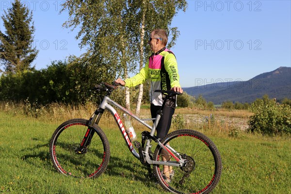 Mountain bike tour through the Bavarian Forest with the DAV Summit Club: Mountain bikers enjoy the weather and the beautiful view