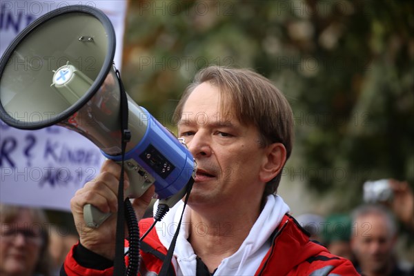 Corona protests in Mannheim: Several hundred opponents of the current corona measures gather at a rally organised at short notice. Among the speakers was Dr Bodo Schiffmann