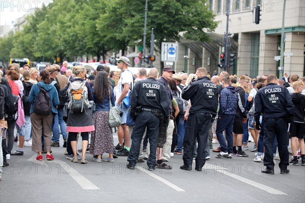 Berlin: The planned lateral thinkers' demonstration for peace and freedom against the German government's corona measures was banned. Some demonstrators were nevertheless on site