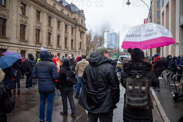 Demonstration in Frankfurt against the corona measures: The demonstration was broken up after a few minutes due to a lack of safety distances between the participants. The participants were forced to keep a safe distance of 1.50 metres between each other