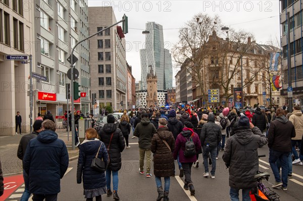 Frankfurt: Large demonstration against the corona measures. The organiser estimates the number of participants at 20, 000