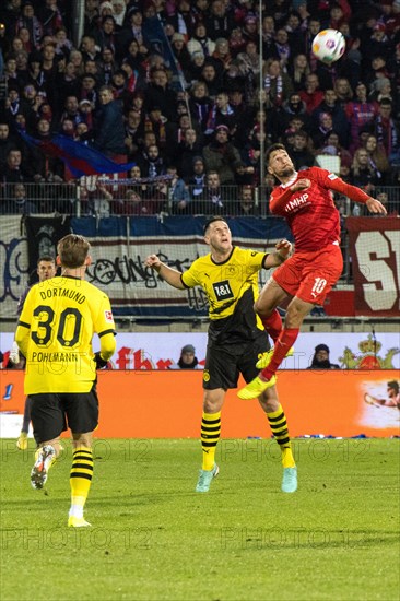 Football match, Niklas SUeLE Borussia Dortmund loses the header duel with Tim KLEINDIENST 1.FC Heidenheim, football stadium Voith-Arena, Heidenheim