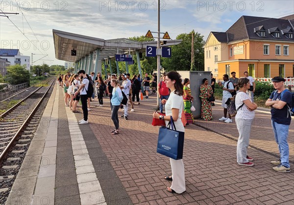 Many people waiting on the platform for the train, Luenen Central Station, North Rhine-Westphalia, Germany, Europe