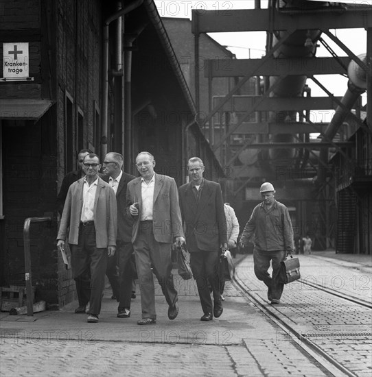 DEU, Germany, Dortmund: Personalities from politics, business and culture from the years 1965-71. Dortmund. Hoesch AG. Steelworks, Phoenix ca 1965. shift change, Europe