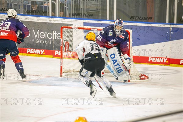 Game scene Adler Mannheim against Fischtown Pinguins Bremerhaven (PENNY DEL, German Ice Hockey League)