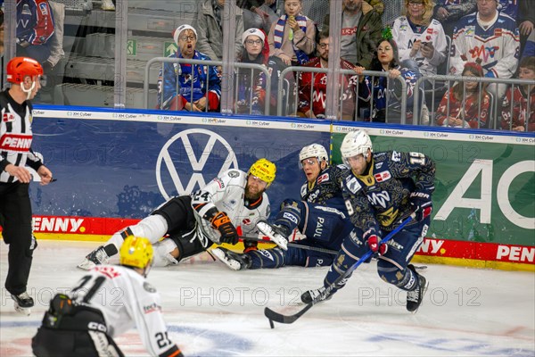 Game scene Adler Mannheim against Loewen Frankfurt (PENNY DEL, German Ice Hockey League)