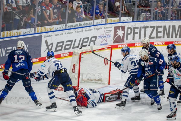 26.01.2024, DEL, German Ice Hockey League, Matchday 41) : Adler Mannheim vs Iserlohn Roosters (Lots of traffic in front of the Iserlohn Roosters goal. Goalkeeper Andreas Jenike, 92, Iserlohn Roosters, secures the puck)