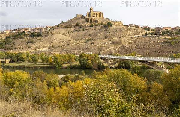 Church and castle on hilltop modern bridge over River Ebro, San Vicente de la Sonsierra, La Rioja, Spain, Europe