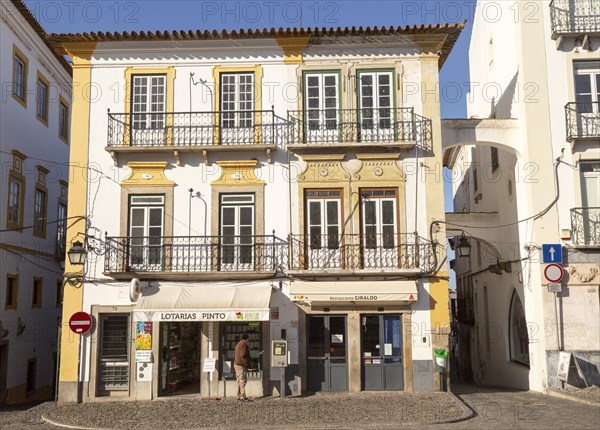 Historic buildings and shops in famous city centre square, Giraldo Square, Praca do Giraldo, Evora, Alto Alentejo, Portugal southern Europe