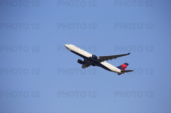 A passenger aircraft of the US airline Delta takes off from Frankfurt Airport