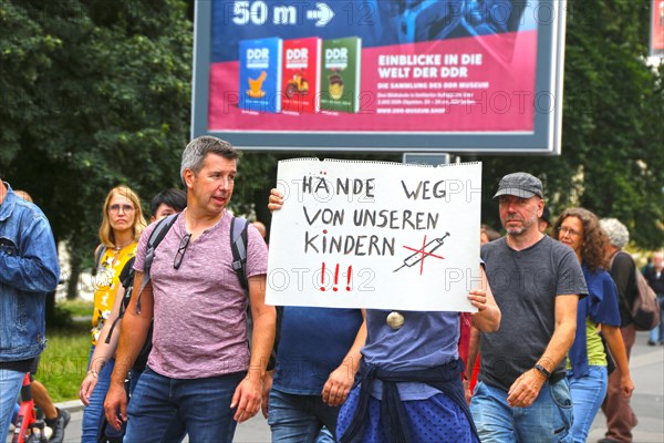 Berlin: The planned lateral thinkers' demonstration for peace and freedom against the corona measures of the federal government has been banned. A group of demonstrators marches towards Alexanderplatz