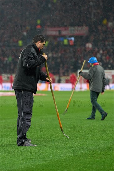 Football Bundesliga catch-up match Mainz 05-Union Berlin in the MEWA Arena in Mainz. Greenkeepers work on the pitch in front of the match. Mainz, Rhineland-Palatinate, Germany, Europe